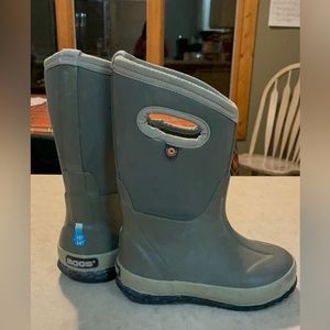 Bogs winter boots size 10 kids